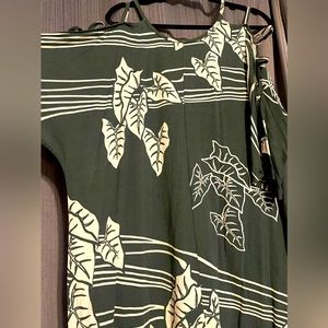 Wahine Toa 1/4 sleeve Kalo blouse with cold shoulder sleeve detail. Size 3x